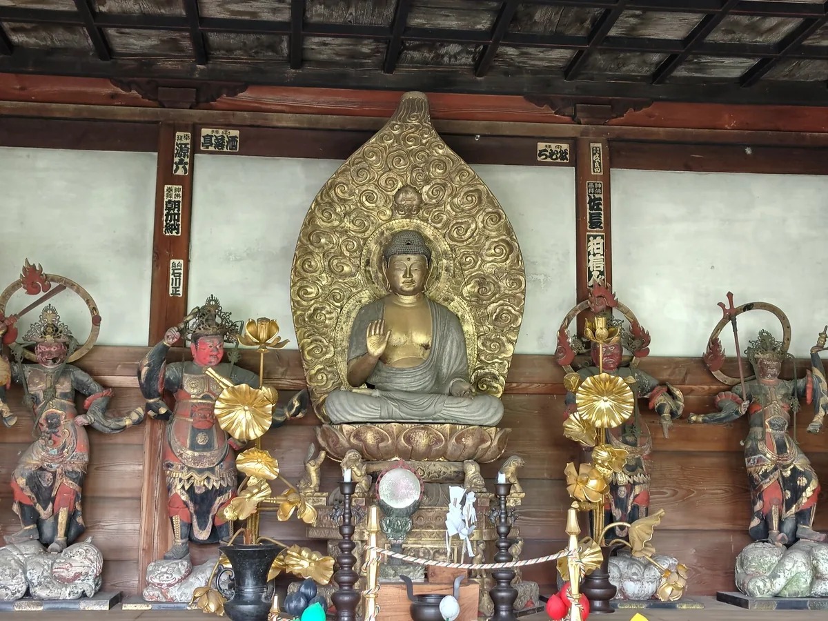 最勝寺の大御堂に安置される釈迦如来と四天王